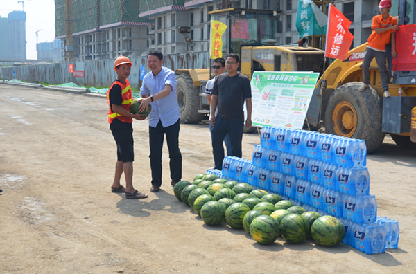 乐鱼注册_乐鱼（中国）
开展夏季送清凉慰问市政工程一线活动